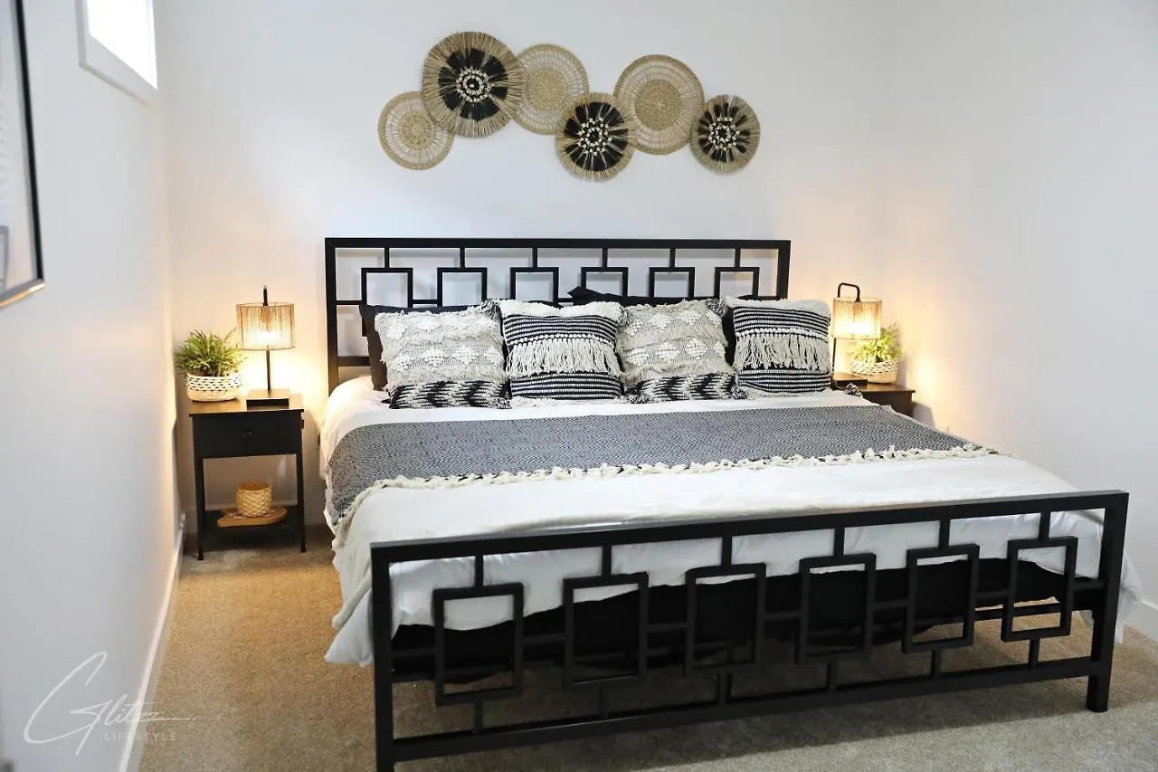 Boho Modern Retreat King Bed,Fireplace,Disney Эдмонтон